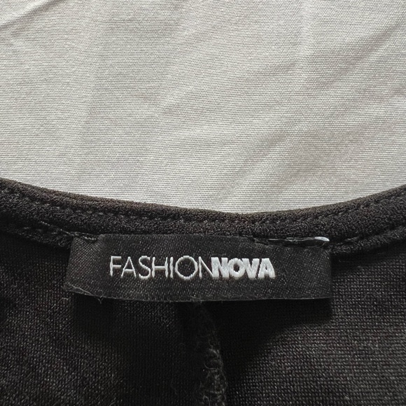 Black overalls with flare pants and a zipper. Never wore it - Picture 4 of 4